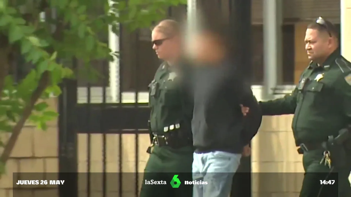 Detienen a un estudiante con dos rifles a las afueras de un instituto en Texas tras la masacre en un colegio Tan solo horas después de la masacre