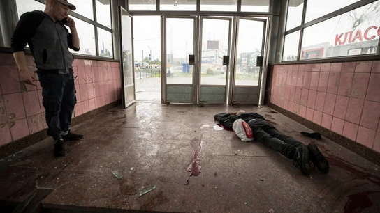 Un hombre yace muerto en la estación de metro de Járkov, este jueves tras un ataque con misiles. Un hombre yace muerto en la estación de metro de Járkov, este jueves tras un ataque con misiles.