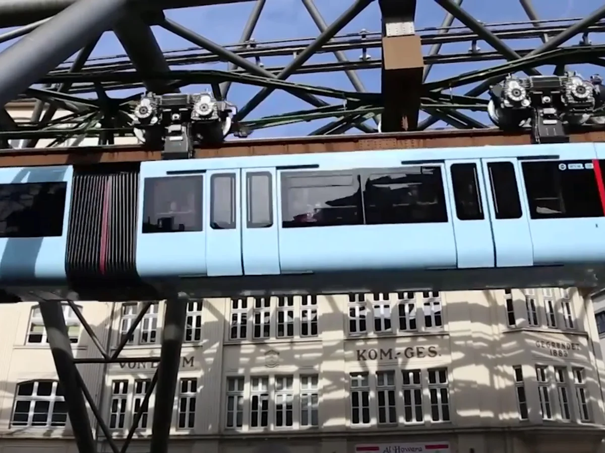 Wuppertal, la ciudad alemana que tiene un tren 'volador' que circula al  revés