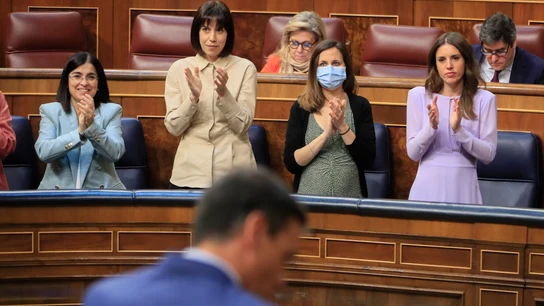 Las ministras de Igualdad y Derechos Sociales, Irene Montero y Ione Belarra, aplauden al presidente del Gobierno. Las ministras de Igualdad y Derechos Sociales, Irene Montero y Ione Belarra, aplauden al presidente del Gobierno.