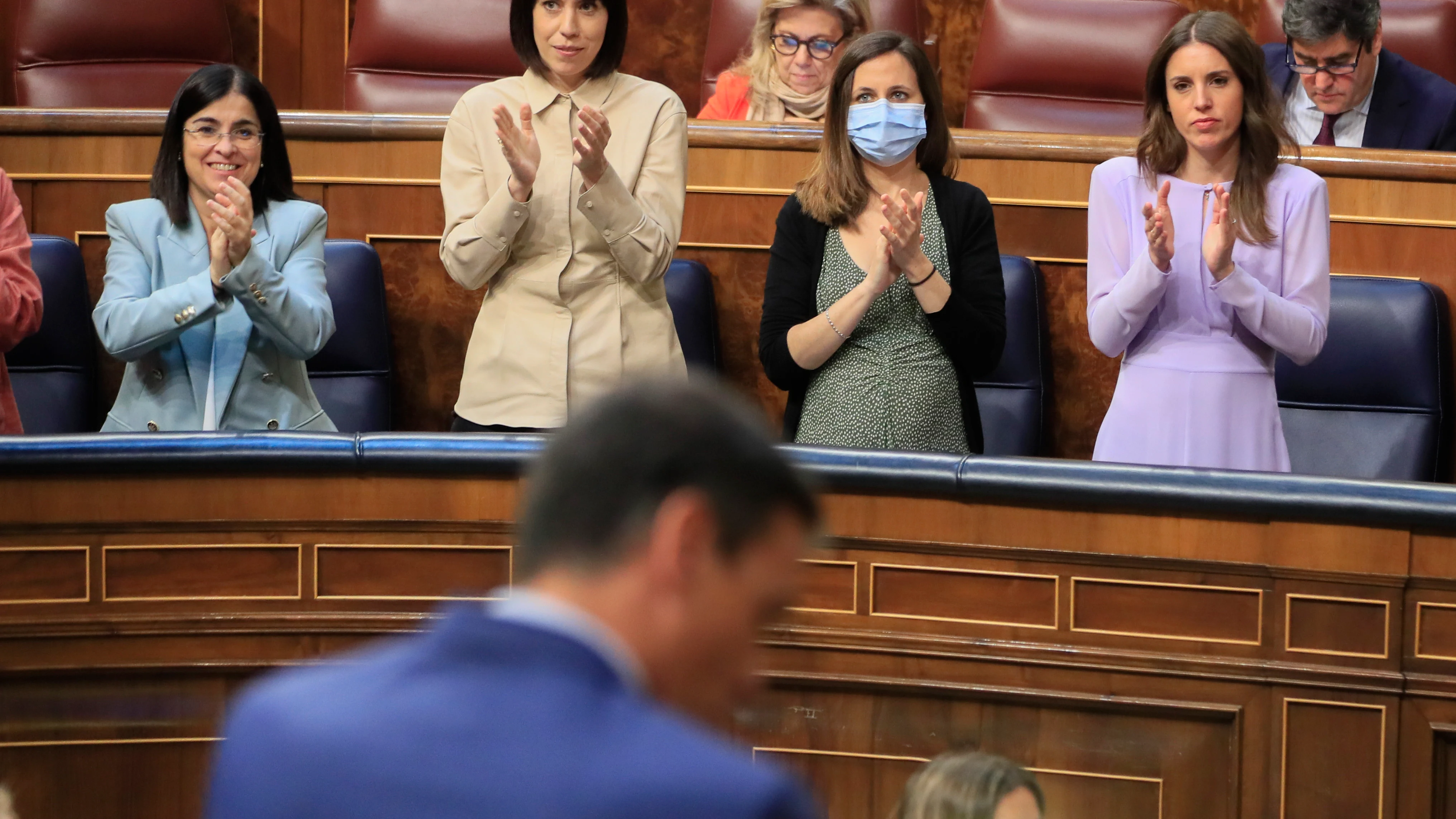 Las ministras de Igualdad y Derechos Sociales, Irene Montero y Ione Belarra, aplauden al presidente del Gobierno.