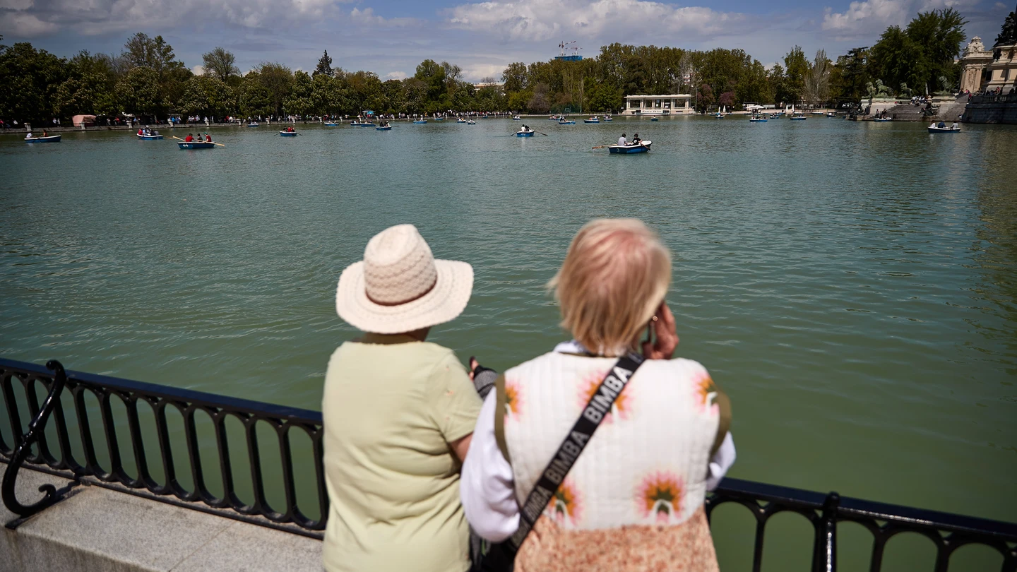 Imagen de archivo del lago del parque de El Retiro en Madrid. Imagen de archivo del lago del parque de El Retiro en Madrid.