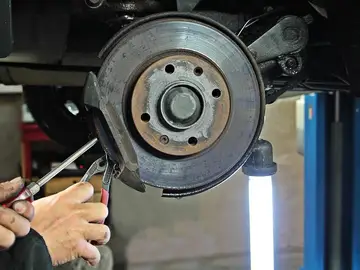 Taller reparando un vehículo Taller reparando un vehículo