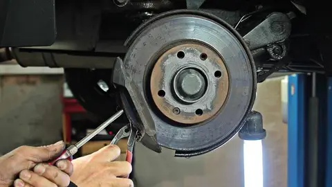 Taller reparando un vehículo Taller reparando un vehículo