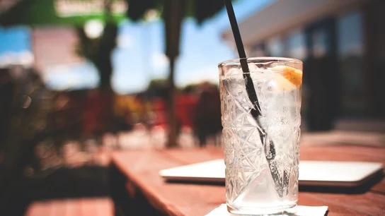 Las discotecas de Barcelona darán tapas de vasos para evitar posibles agresiones sexuales Las discotecas de Barcelona darán tapas de vasos para evitar posibles agresiones sexuales