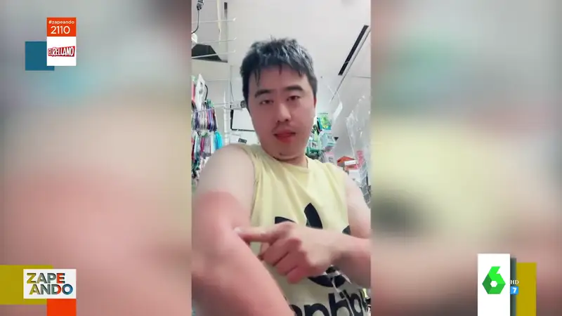 El divertido viral de Jian Li al mostrar su quemadura en el brazo por coger arándanos en el campo: "Soy un chino asado"