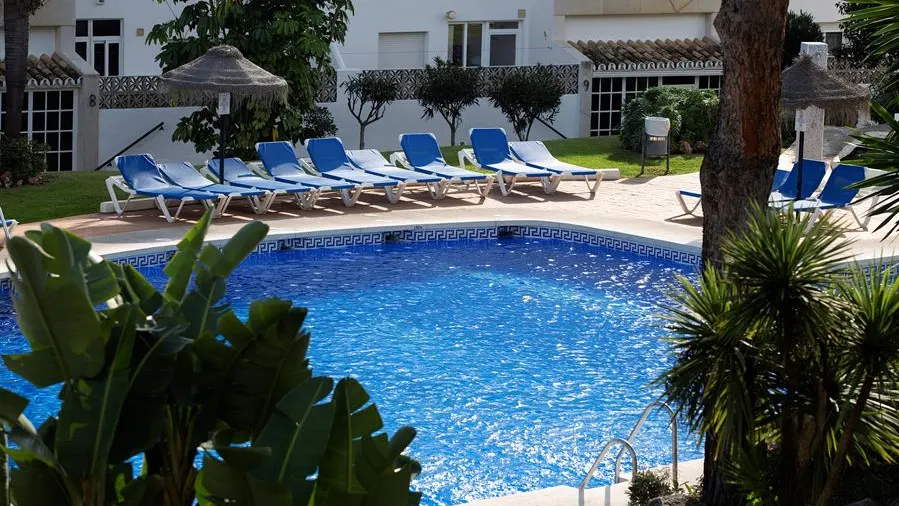 Vista de la piscina de un complejo de apartamentos en Mijas, Málaga.