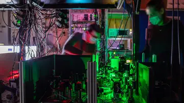 Investigadores trabajando en uno de los nodos de su rudimentaria red cuántica