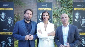 Aitor Gabilondo, Ana Pastor, José Antonio Antón Gabilondo en la presentación de 'Los Borbones: una familia muy real'