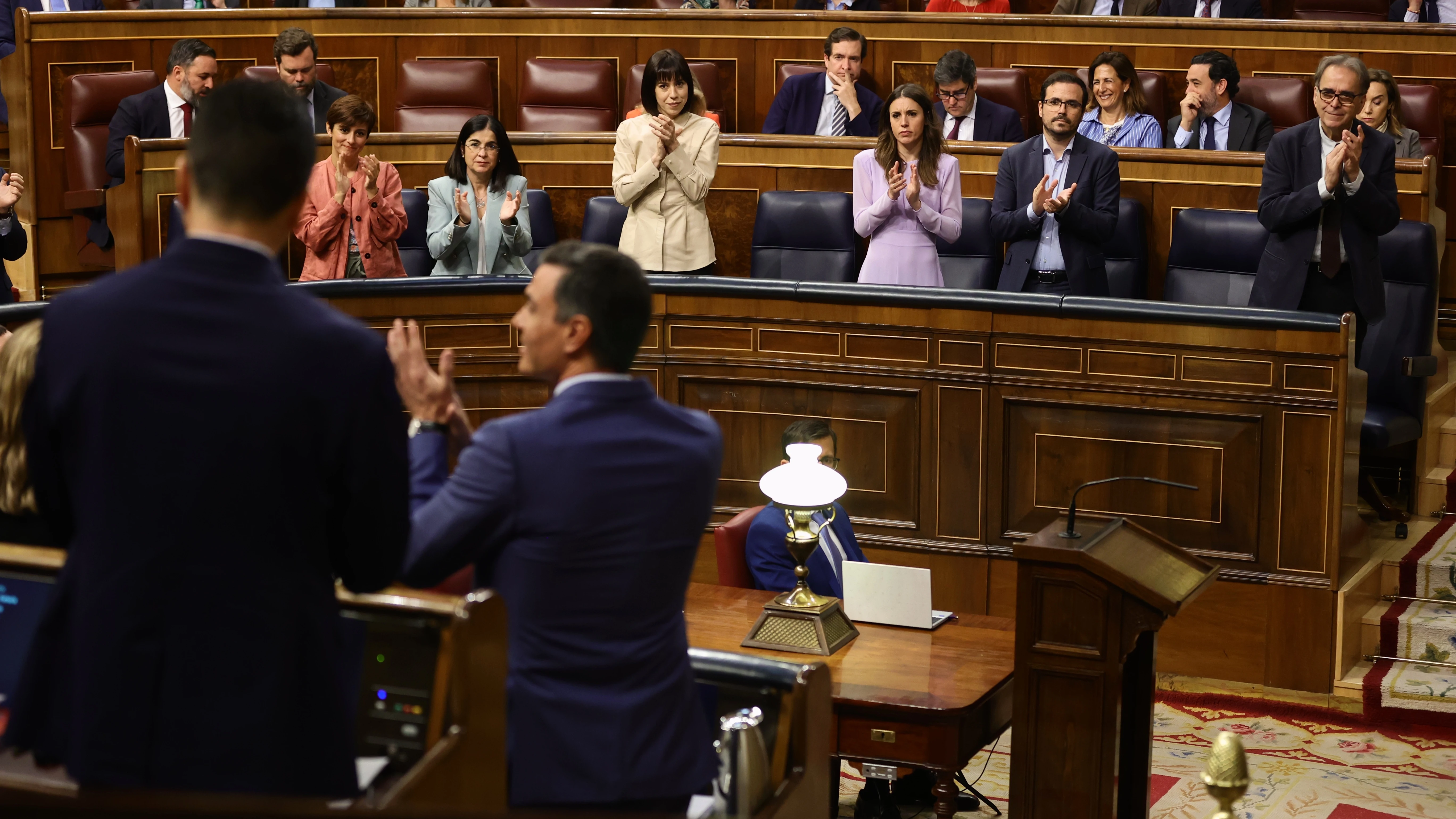 Los miembros del Ejecutivo aplauden en el Congreso