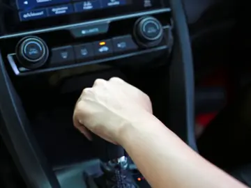 Señales con el brazo con el coche Señales con el brazo con el coche