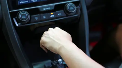 Señales con el brazo con el coche Señales con el brazo con el coche
