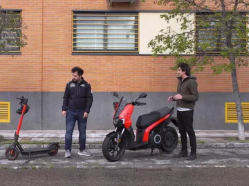Moto Seat Mó 100% eléctrica y patinete eléctrico Seat Mó eKickScooter Moto Seat Mó 100% eléctrica y patinete eléctrico Seat Mó eKickScooter