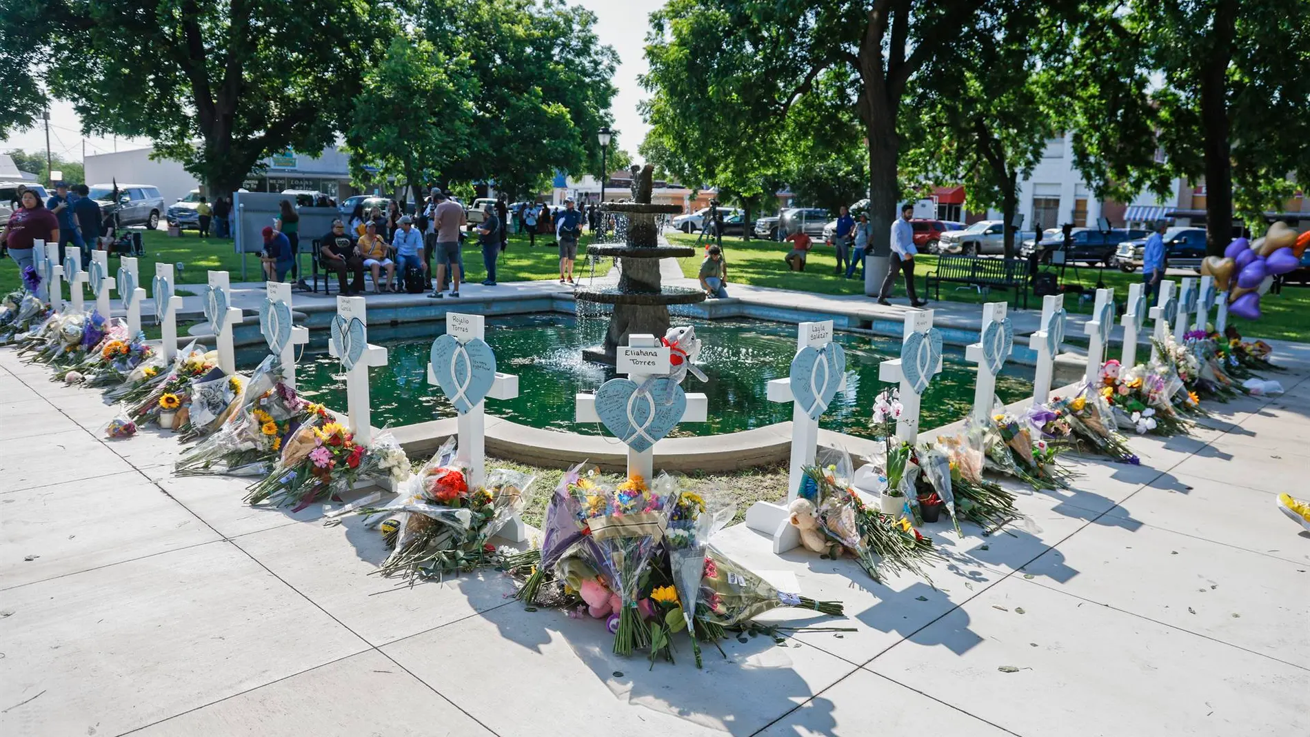 Homenaje a las víctimas del tiroteo masivo en un colegio de Texas