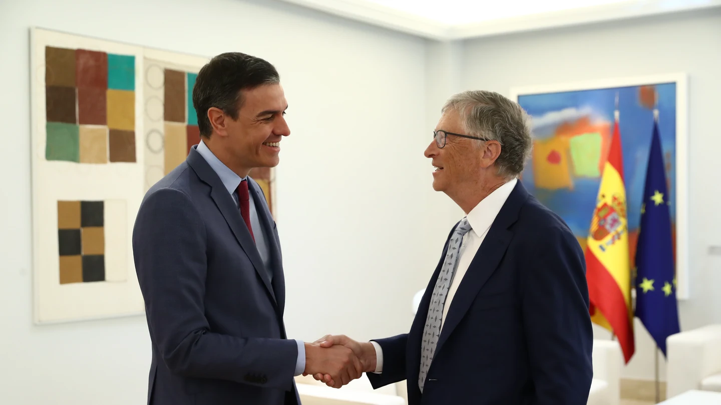 Pedro Sánchez y Bill Gates se dan la mano en la Moncloa Pedro Sánchez y Bill Gates se dan la mano en la Moncloa