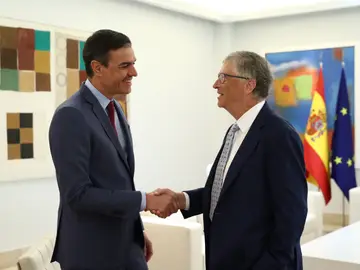 Pedro Sánchez y Bill Gates se dan la mano en la Moncloa
