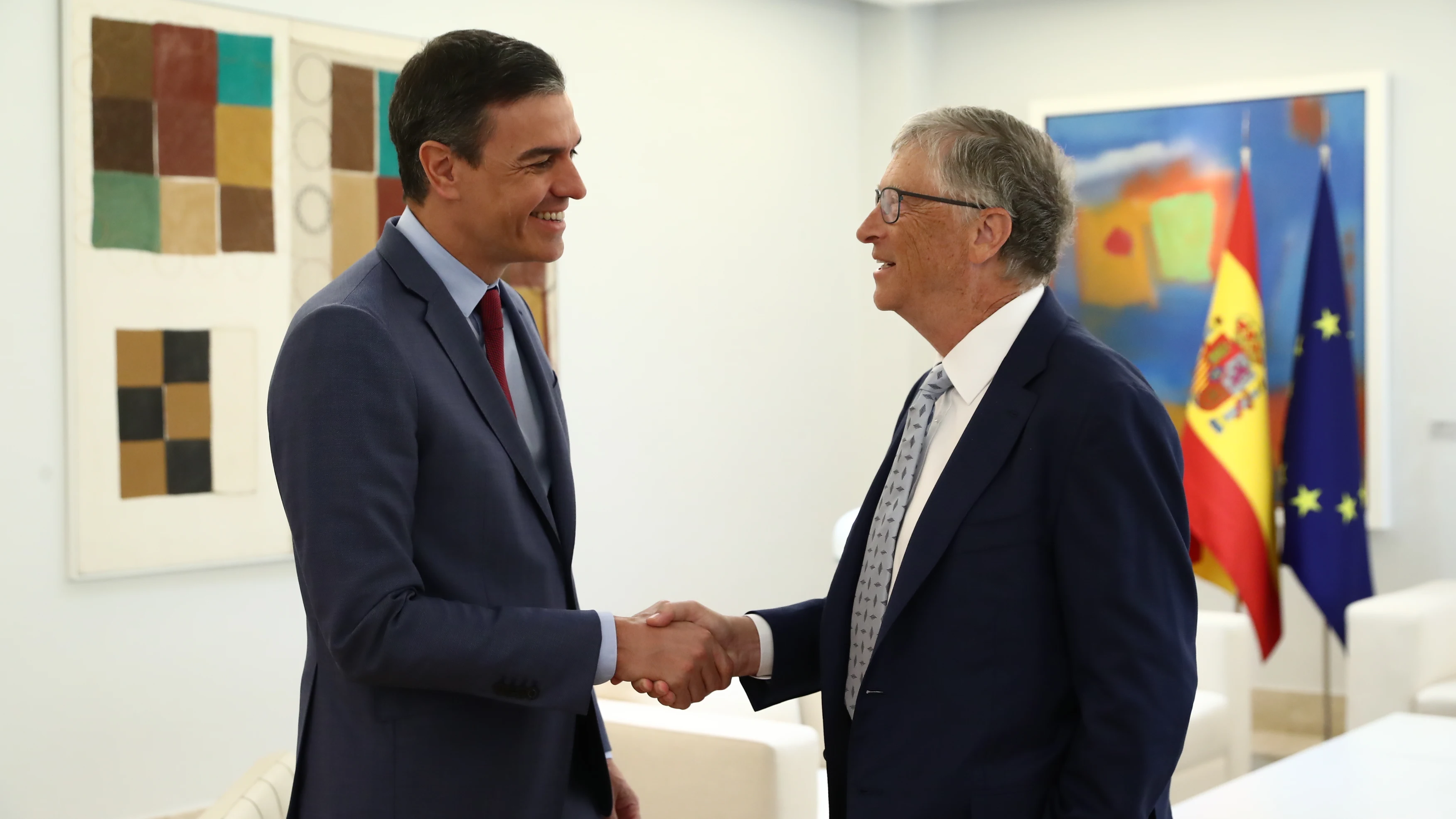 Pedro Sánchez y Bill Gates se dan la mano en la Moncloa