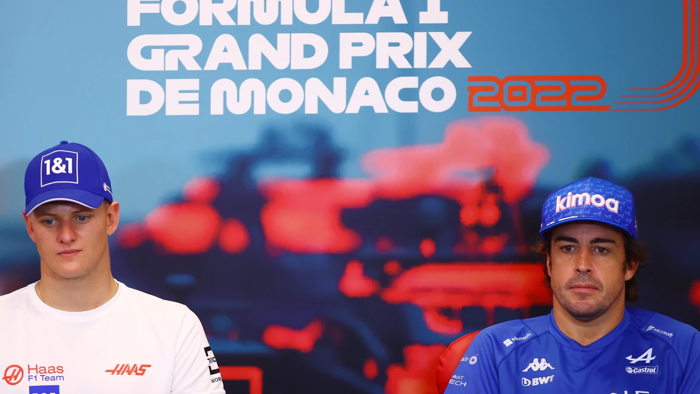 Mick Schumacher y Fernando Alonso Mick Schumacher y Fernando Alonso