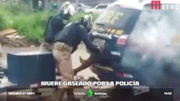 Las brutales imágenes de la policía brasileña gaseando a un hombre hasta la muerte en el maletero de un coche