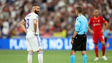 Benzema mira al árbitro de la final de la Champions League