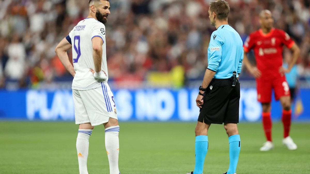 Benzema mira al árbitro de la final de la Champions League