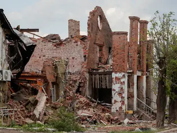 Un edificio en ruinas en Popasna (Ucrania)