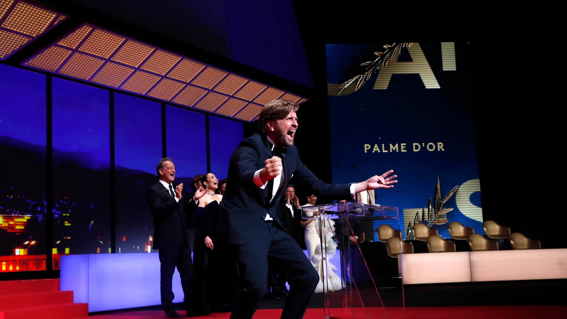 El director sueco Ruben Östlund celebra su triunfo en Cannes