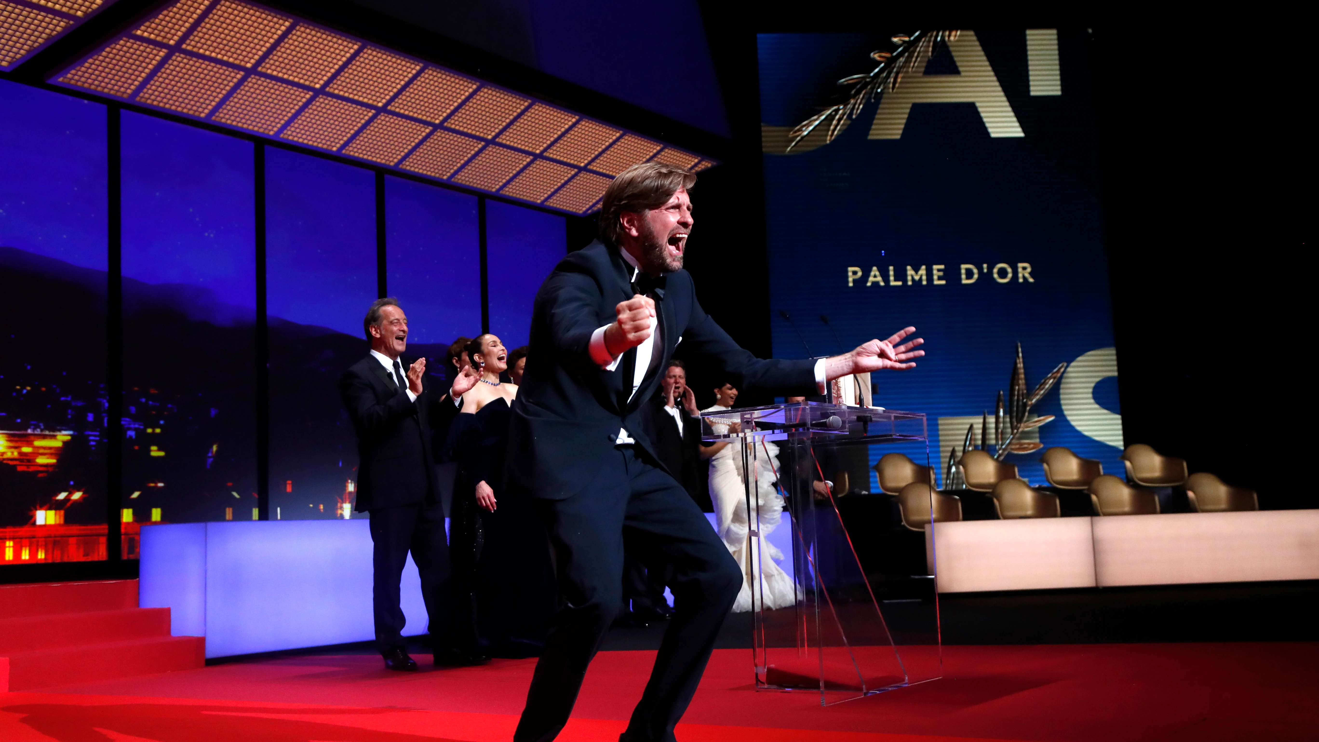 El director sueco Ruben Östlund celebra su triunfo en Cannes