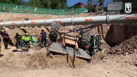 Muere sepultado un joven de 23 años tras volcar su dumper cargado de arena en una obra en Madrid Muere sepultado un joven de 23 años tras volcar su dumper cargado de arena en una obra en Madrid