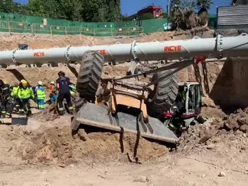 Muere sepultado un joven de 23 años tras volcar su dumper cargado de arena en una obra en Madrid