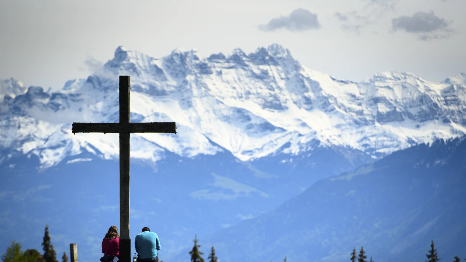 Cruz en la montaña de los Alpes suizos