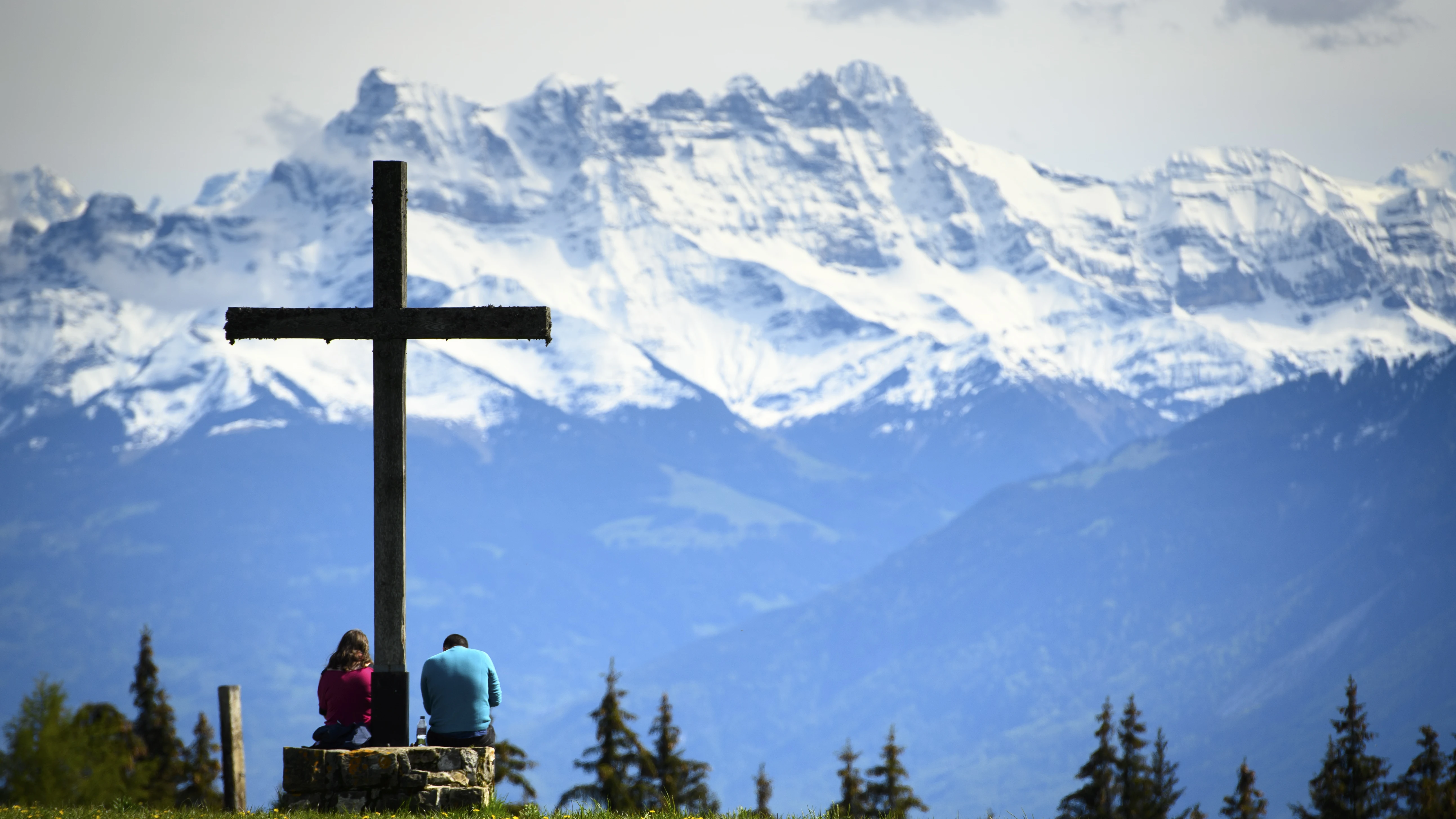 Cruz en la montaña de los Alpes suizos