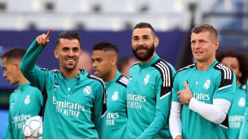 Ceballos, Benzema y Kroos sonríen en el Stade de France antes de la final de la Champions
