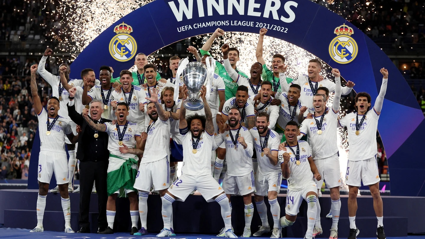 El Real Madrid levanta al cielo de París su 14ª Champions League El Real Madrid levanta al cielo de París su 14ª Champions League