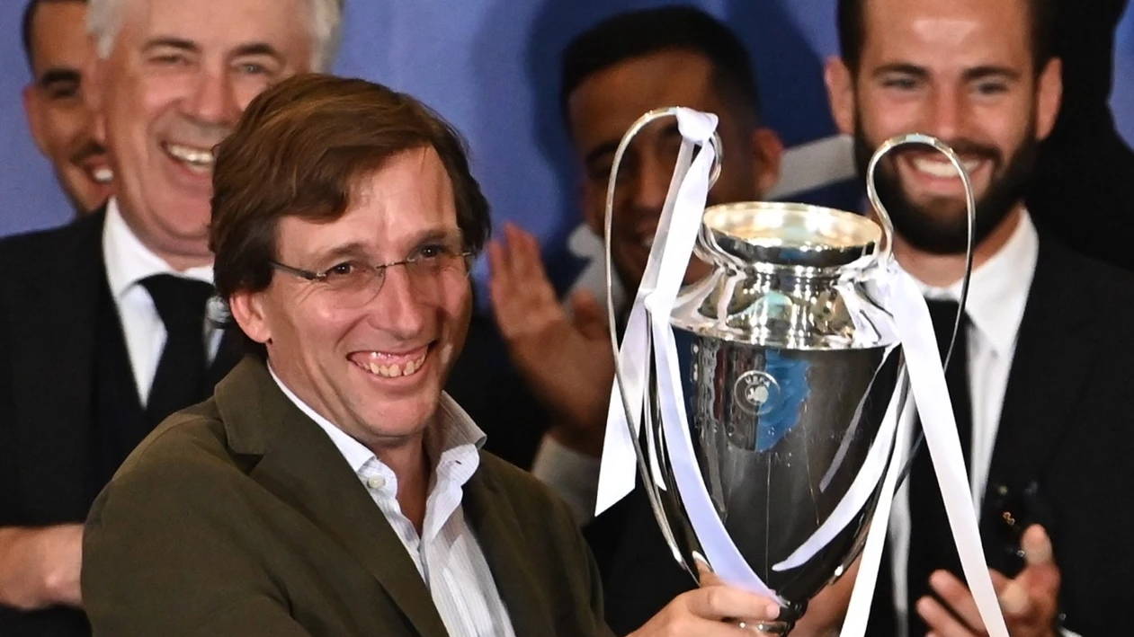 José Luis Martínez-Almeida, con una réplica de la Champions League