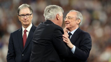 Florentino Pérez se abraza con Carlo Ancelotti tras ganar al Liverpool en París
