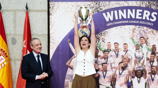 Isabel Díaz Ayuso levanta la Champions League Isabel Díaz Ayuso levanta la Champions League