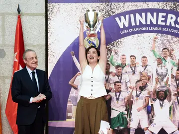 Isabel Díaz Ayuso levanta la Champions League