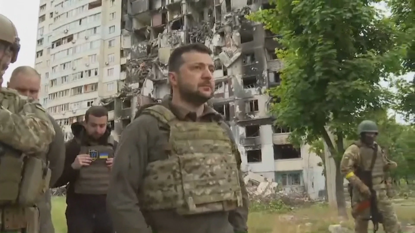 Zelenski visita el este de Ucrania por primera vez desde el comienzo de la guerra mientras rusa avanza en el Donbás Zelenski visita el este de Ucrania por primera vez desde el comienzo de la guerra mientras rusa avanza en el Donbás