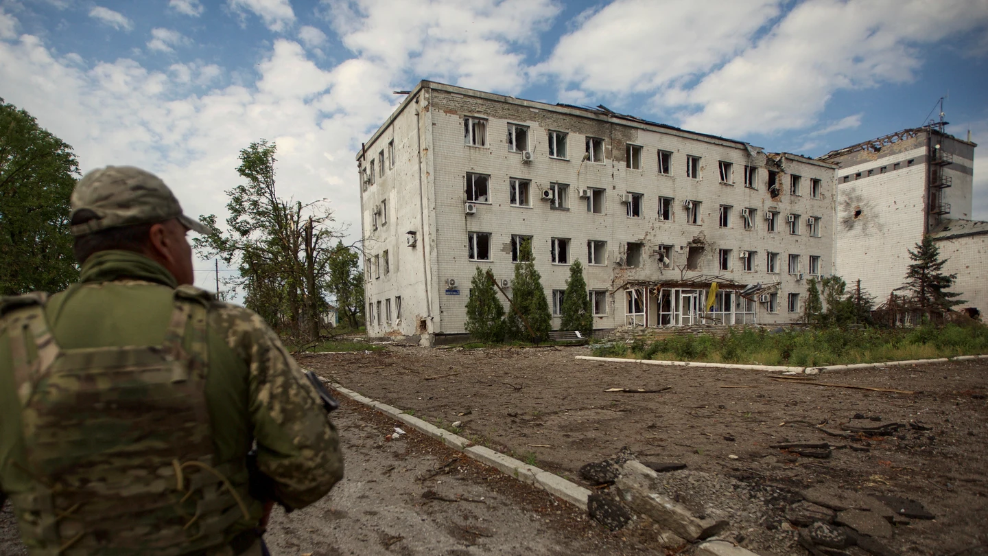 Un soldado pasa junto a un edificio en ruinas en Donetsk Un soldado pasa junto a un edificio en ruinas en Donetsk