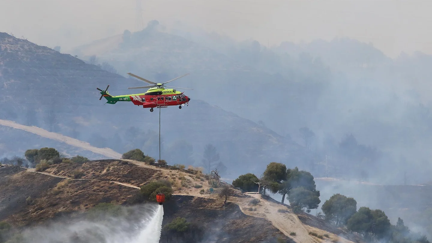 Un helicóptero trabajando para extinguir un incendio en Cerro de San Miguel (Granada) Un helicóptero trabajando para extinguir un incendio en Cerro de San Miguel (Granada)