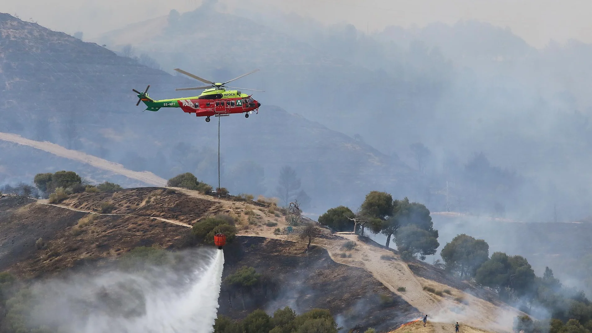 Un helicóptero trabajando para extinguir un incendio en Cerro de San Miguel (Granada)