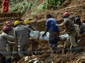 Rescate de personas en una de las áreas de Brasil afectadas por el deslizamiento de tierras