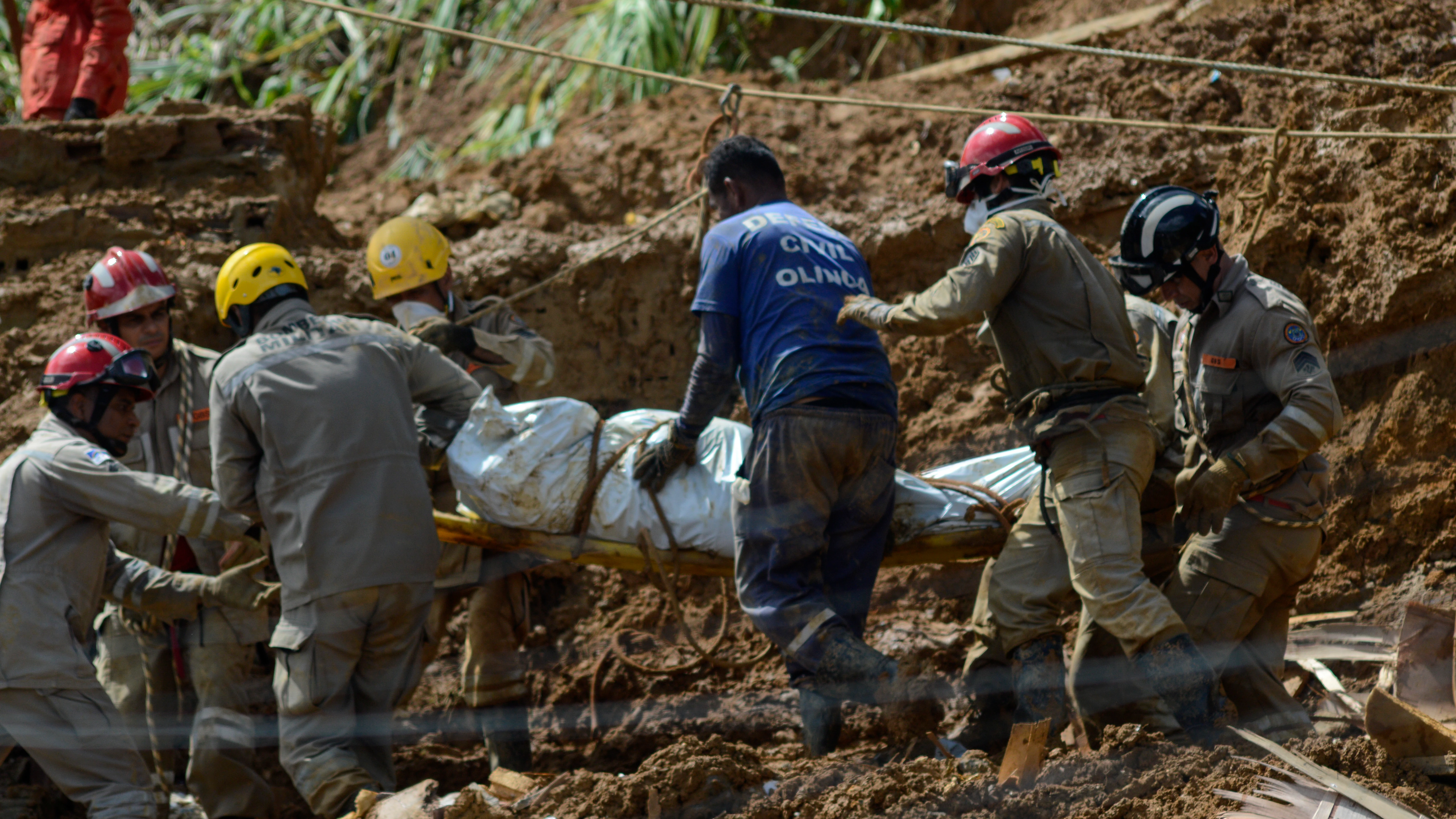 Rescate de personas en una de las áreas de Brasil afectadas por el deslizamiento de tierras