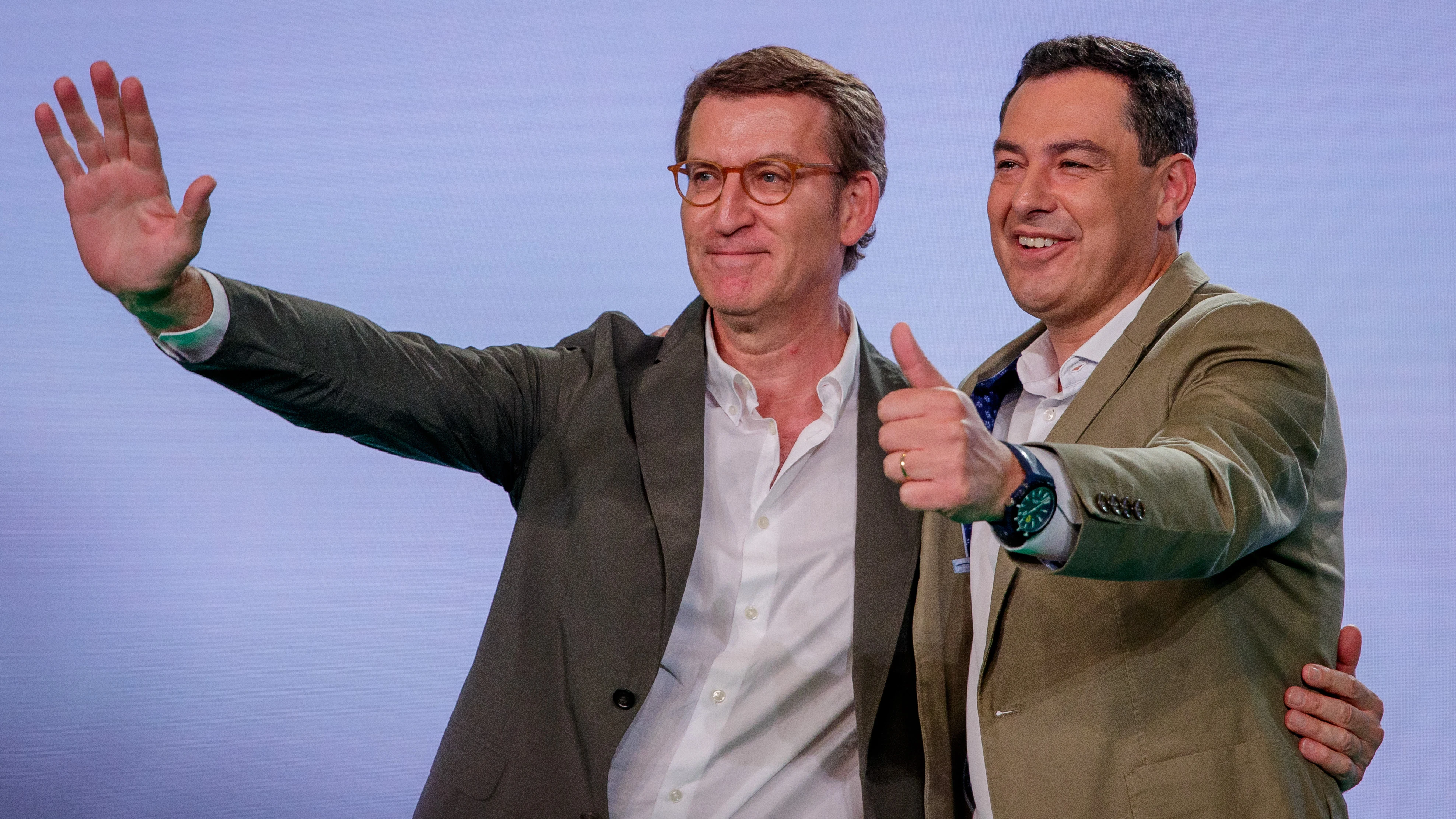 El líder del PP, Alberto Núñez Feijóo, y el presidente de la Junta y candidato a la reelección, Juanma Moreno