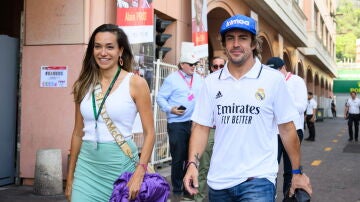 Fernando Alonso, junto a su pareja, Andrea Schlager, vestido con la camiseta del Real Madrid