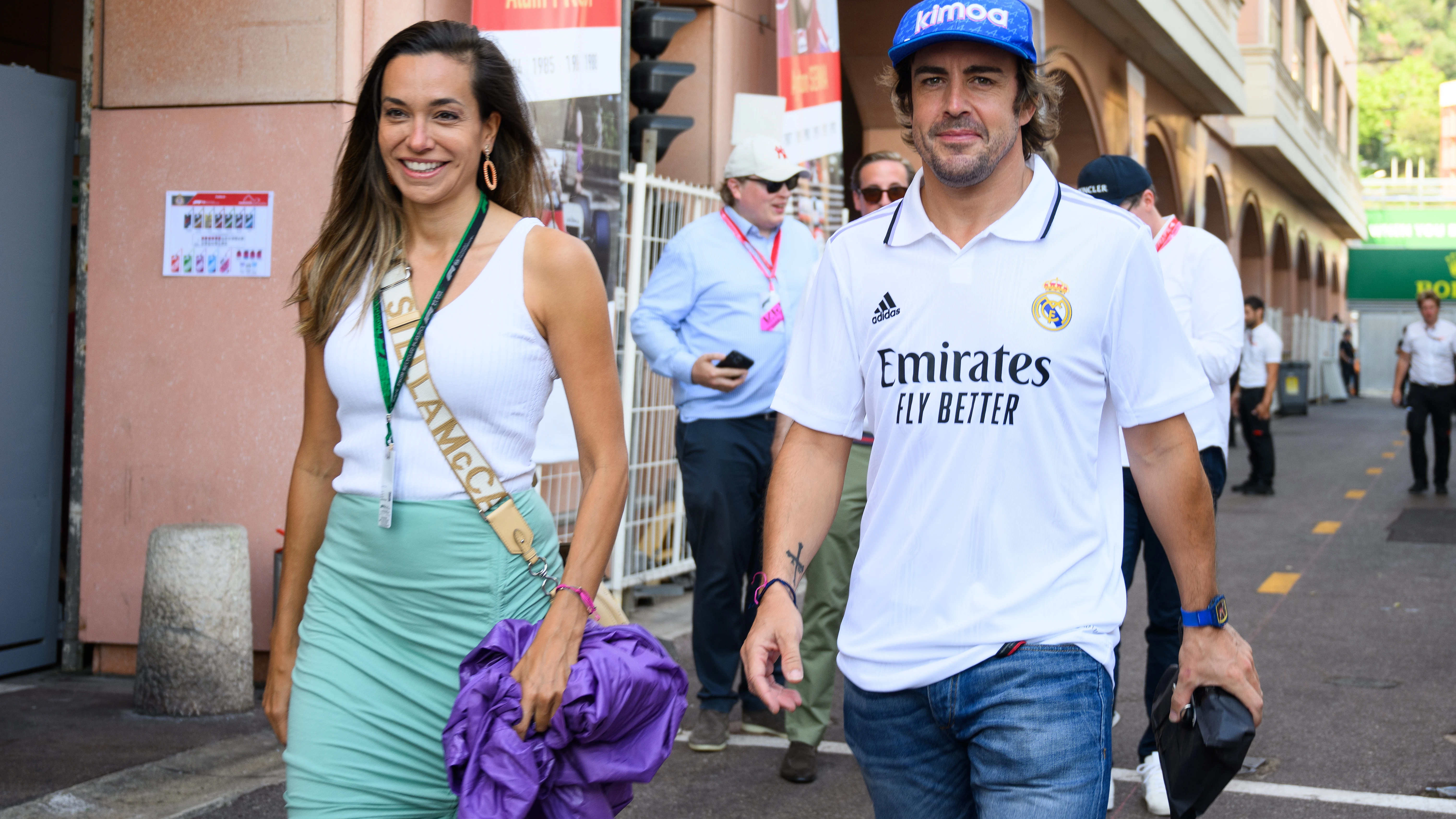 Fernando Alonso, junto a su pareja, Andrea Schlager, vestido con la camiseta del Real Madrid