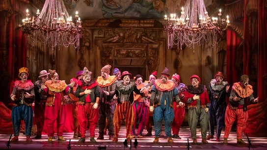 La comparsa 'Los Sumisos' en escena La comparsa 'Los Sumisos' en escena