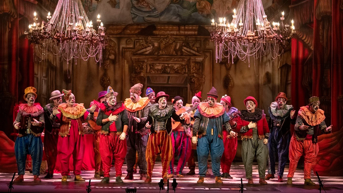 La comparsa 'Los Sumisos' en escena La comparsa 'Los Sumisos' en escena