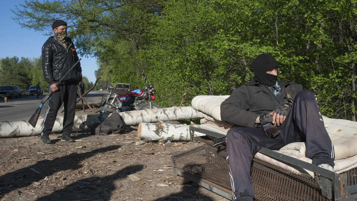 Milicianos prorrusos en un punto de control en Donetsk Milicianos prorrusos en un punto de control en Donetsk
